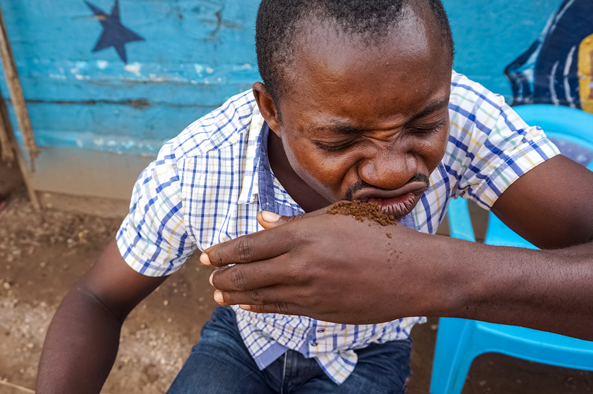 Addiction to Sniffing Tobacco on the Rise in DRC