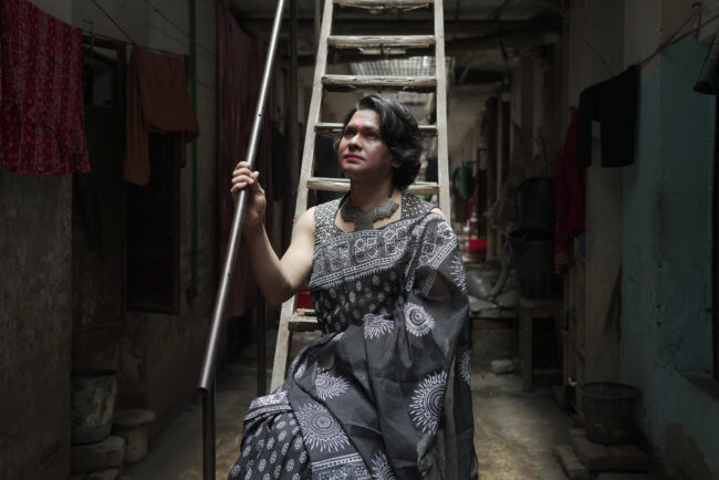 Bir olomon ayolning eshagiga kiradi